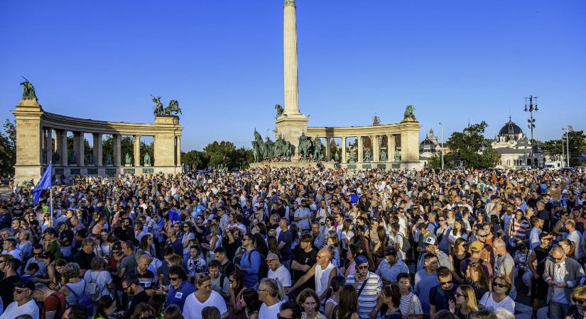 Megtelt a Hősök tere, tüntetnek az Orbán-kormány gyűlöletpolitikája ellen