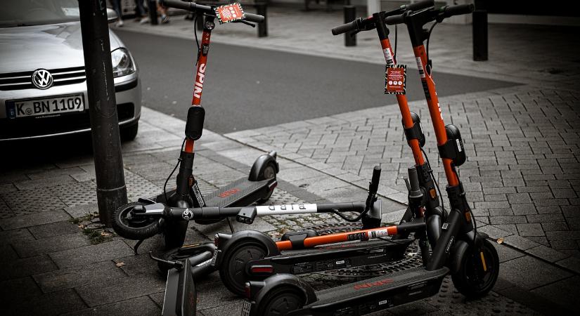 Egy tízéves kisfiú is életét veszítette az elektromos rollerrel történt baleset után