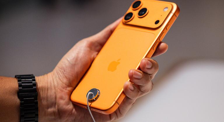 Épphogy megjelentek, de már most nagy a baj a legdrágább iPhone-okkal