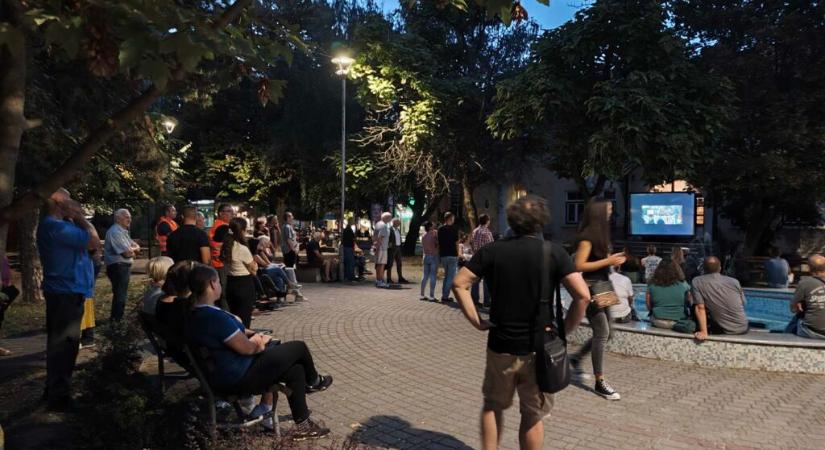 Filmvetítéssel tiltakoztak Topolyán a polgárok
