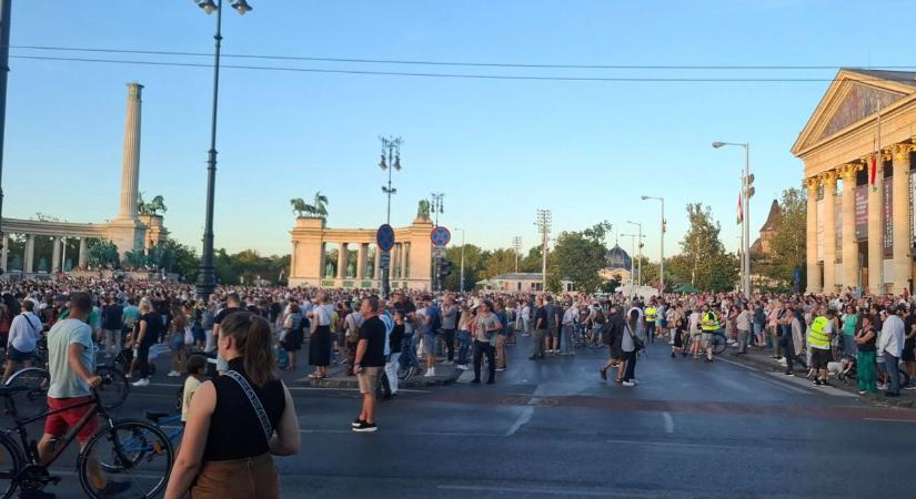 Még a HVG is elismerte: kudarc az noÁr-féle influenszertüntetés
