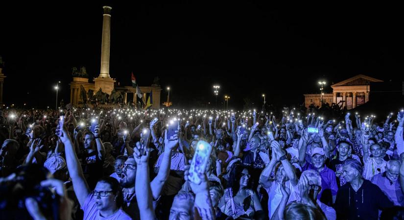 „Reméljük, hogy 2026-ban jön a nép” – Nagy tömeg tiltakozott a Hősök terén a gyűlöletkeltő orbáni propaganda ellen