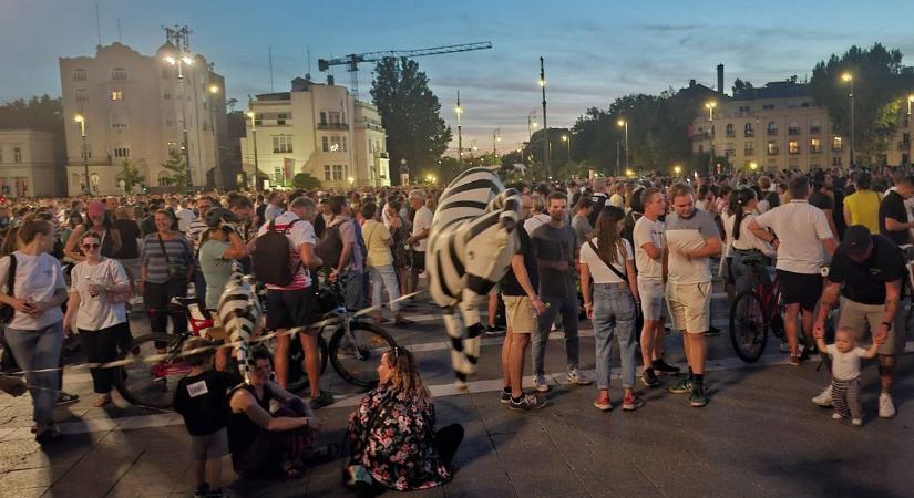 A Telex kétségbeesetten próbálja leplezni az influenszertüntetés kudarcát: politikai elemző tette helyre őket