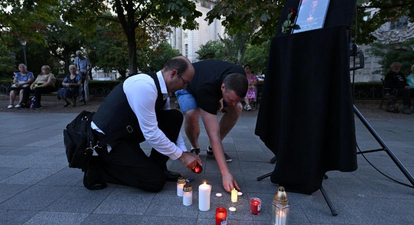 Budapesten is égtek a mécsesek Charlie Kirkért
