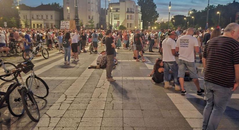 Baloldali politológus a helyszínről cáfolta a Telexet: nem volt annyi tüntető a Hősök terén, mint írták
