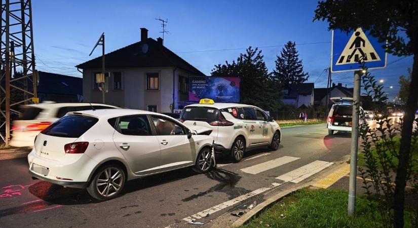 Gyalogátkelőhelynél ütközött két autó, egy ember megsérült Szombathelyen - fotók