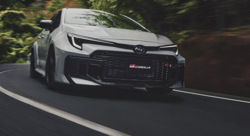 Ragasztótól lesz még jobb a legvadabb Toyota Corolla