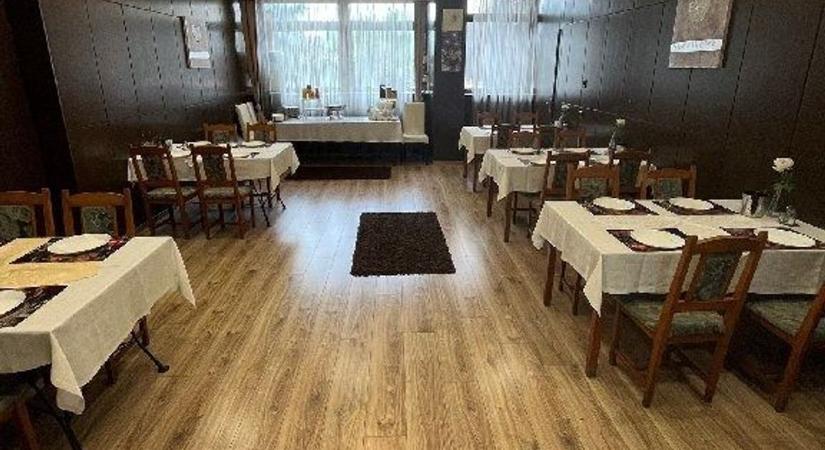 25 éve működő étterem és panzió eladó Győrben - fotók