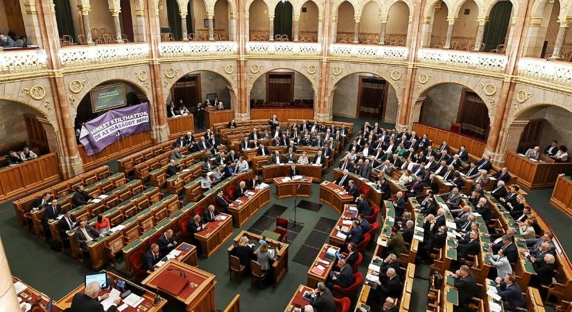 Ombudsmanválasztással és mentelmi ügyek megvitatásával indul a parlamenti ülésszak