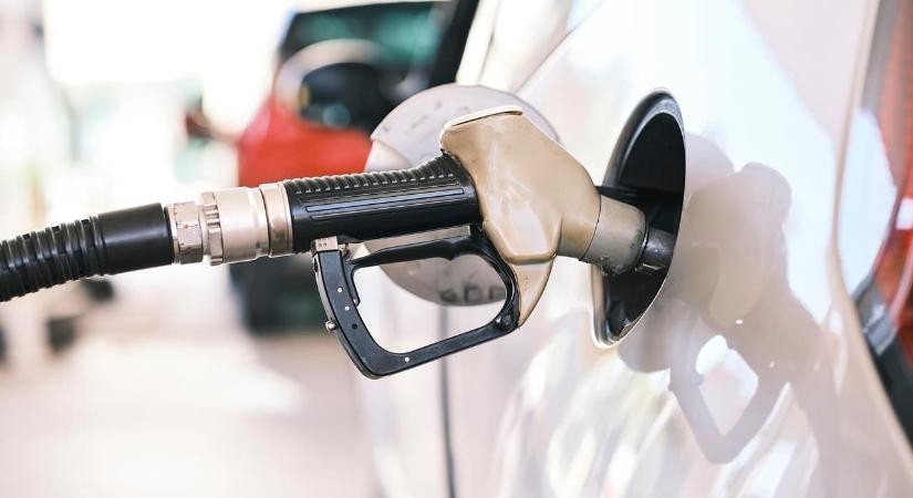 Belehalt egy autós a benzinkúti tankolásba