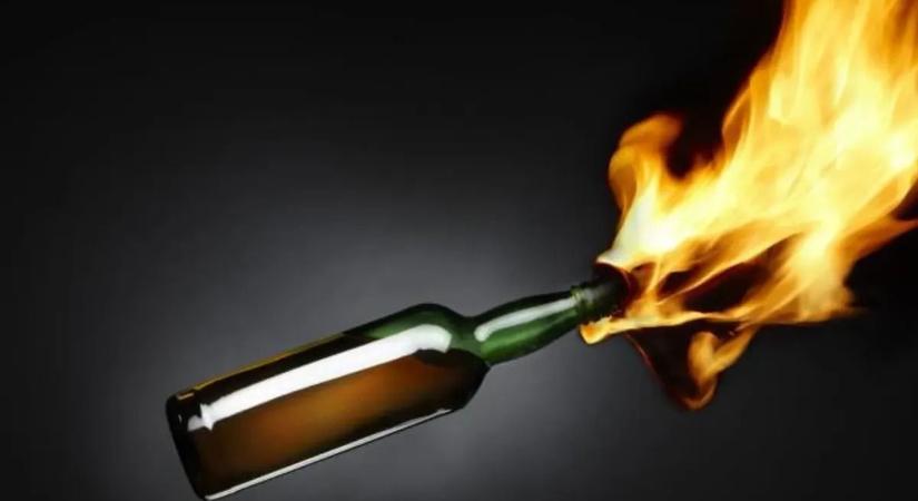 Féltékenység miatt repült a Molotov-koktél a pécsi társasházra