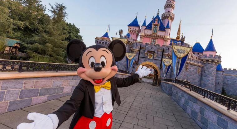 Óriási a visszhang, zuhan a Disney részvényárfolyama Jimmy Kimmel felfüggesztése miatt