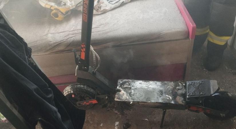Nemcsak az úton okozhat bajt: kigyulladt egy elektromos roller egy gyerekszobában