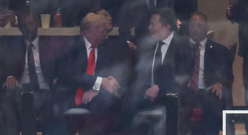 Charlie Kirk tragikus halála ismét összehozta a techmilliárdost és az elnököt: Trump és Musk kibékülhetett a megemlékezésen (VIDEÓ)
