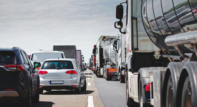 Figyelem! Hatalmas a dugó: több kilométeres a kocsisor az M3-ason!