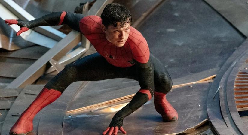 Tom Holland balesete miatt szünetel a legújabb Pókember-film forgatása