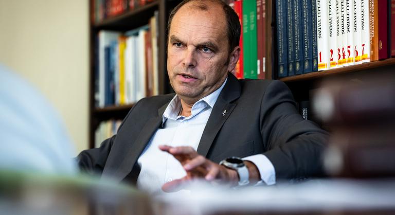 „A ketrecharcot nem a porcelánboltban kell megrendezni” – megszólalt a dékán a Pázmány-botrányról