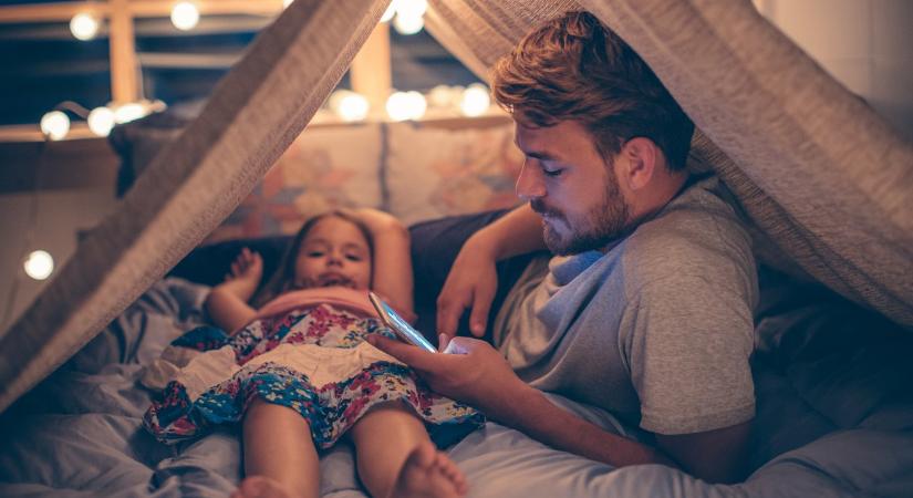 Ezt okozod a gyermekednek, ha sokat lát telefonnal a kezedben