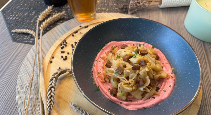 Káposztás gnocchi céklakrémmel és füstölt tofuval – ünnepi ízek hétköznapokra