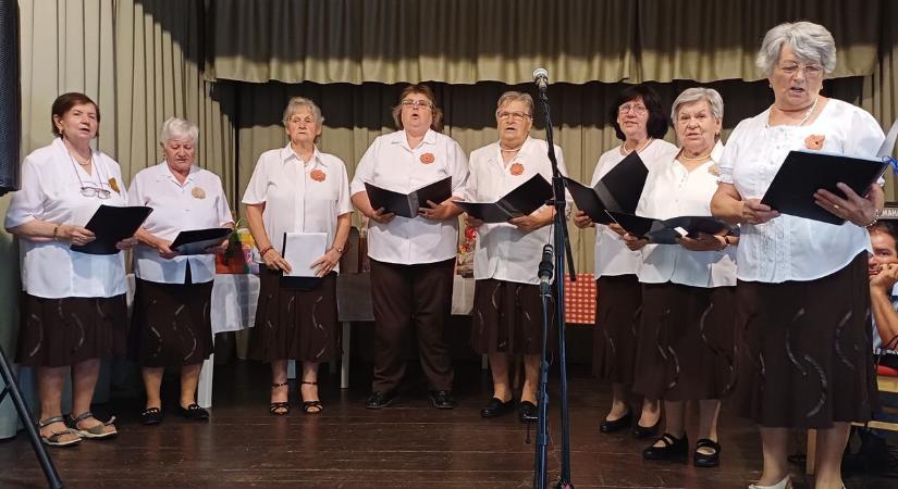 Az időskor szebbik arcát mutatták az őszköszöntőn