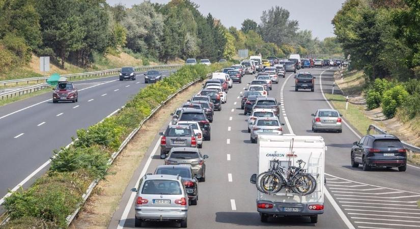 Már több mint 5 kilométeres dugó alakult ki az M3-ason, ismét torlódásra kell számítani