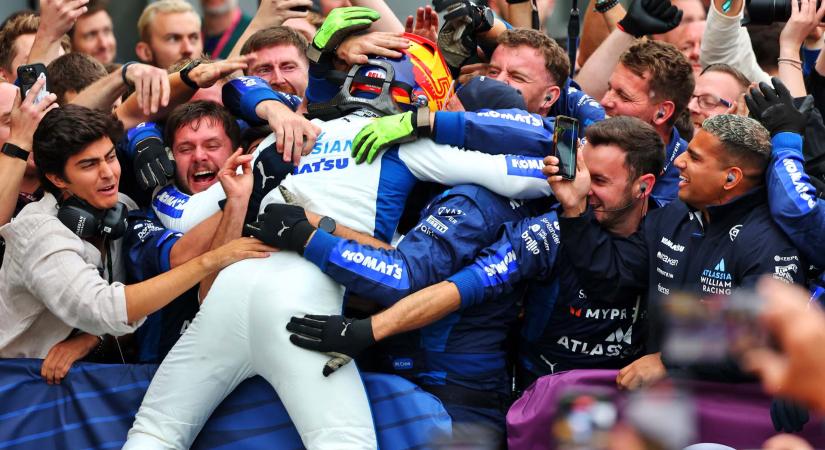 Könnyek, sportszerűség és összetartás: így ünnepelte a Williams Sainz első dobogóját