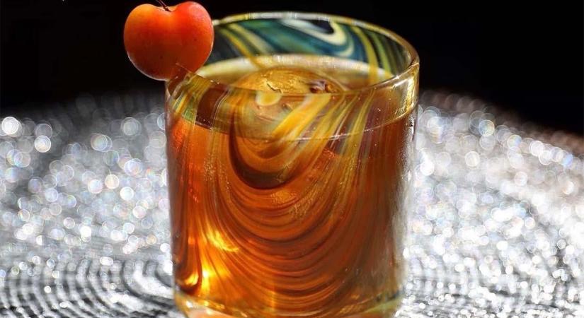 Klasszikus whiskys pohár a fa erezetét idéző színnel – A nap képe