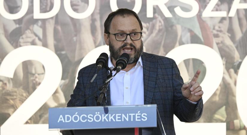 Így sarcolná meg a magyar vállalkozásokat a Tisza Párt
