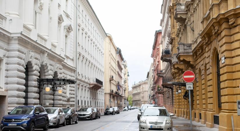Fizetősre váltással harcolna a pesti kerület a parkolási káosz ellen