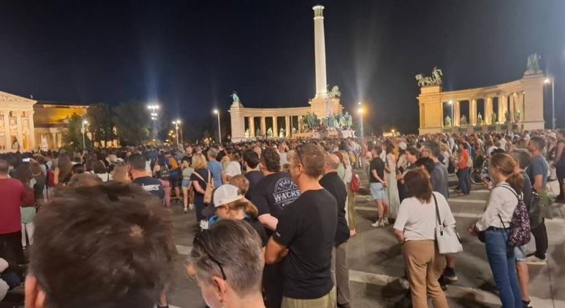 Tegnap a Hősök terén a gyűlöletkeltés ellen demonstráltak, és a magasba tartották Magyar Péter zászlaját