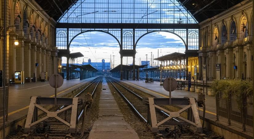 Az ígéretek ellenére hétfőn sem üzemel „teljes gőzzel” a Keleti pályaudvar