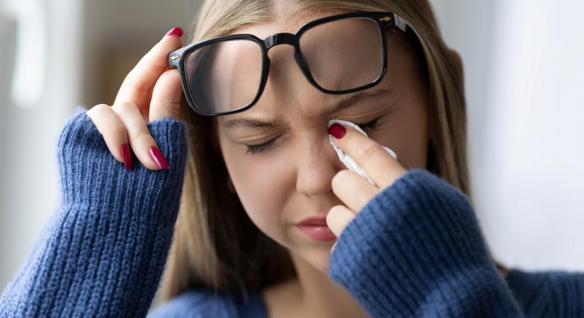 Piros, viszket, összeragad? Így kezelheted otthon a szemgyulladást – 5 egyszerű lépésben