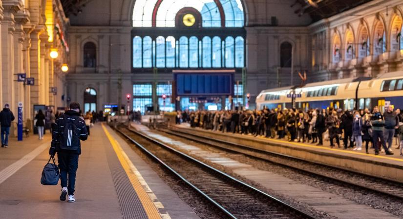 Még mindig tart a hibaelhárítás, nem teljesen működik a Keleti pályaudvar