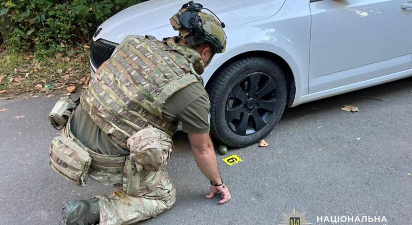 Gránátra emlékeztető tárgyat találtak egy autó alatt Munkácson