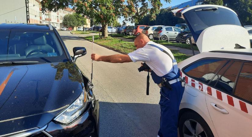 Elképedve látta, hogy beszakadt a kocsija eleje (fotókkal)
