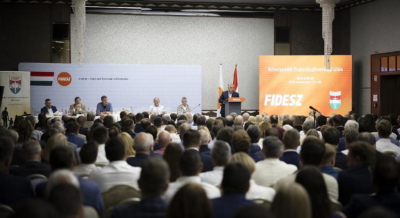 Orbán Viktor „kellő szerénységgel” áll ma az Országgyűlés elé