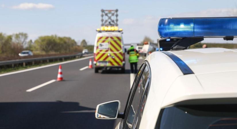 Két autó ütközött össze Balmazújváros határában; az egyik autó az árokba sodródott
