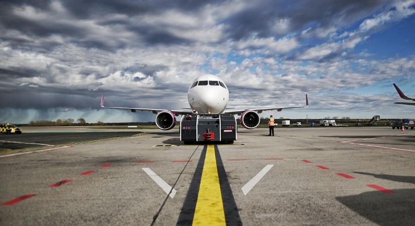 Rendbontó utas miatt intézkedtek a rendőrök, közben lejárt a személyzet munkaideje, 3,5 órát késett a WizzAir gépe