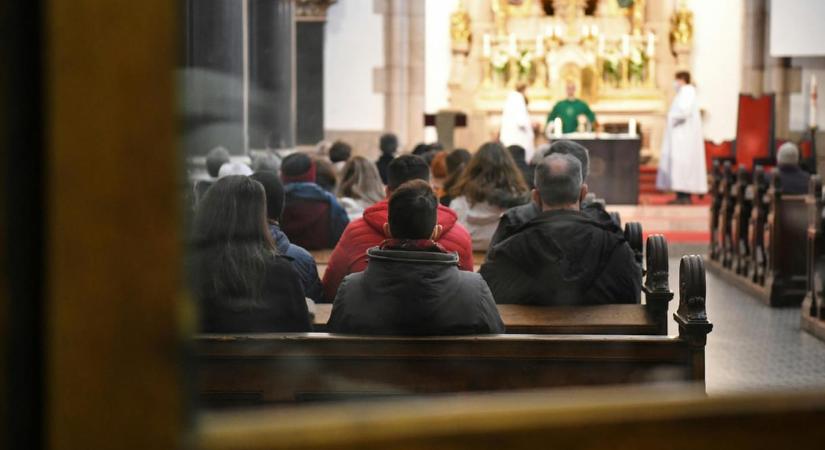 Cáfolja a Pázmány dékánja, hogy kötelezte volna misén való részvételre az LMBTQ-témában publikáló oktatóit