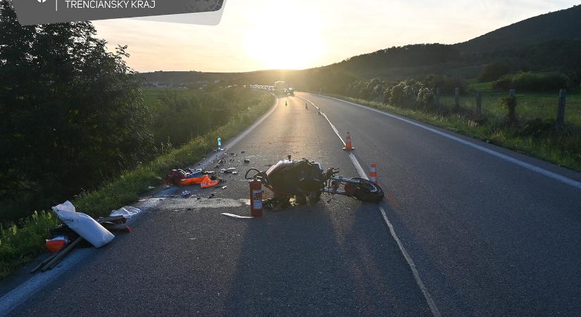 TRAGÉDIA: Hátulról csapódott az autónak, nem élte túl a motoros