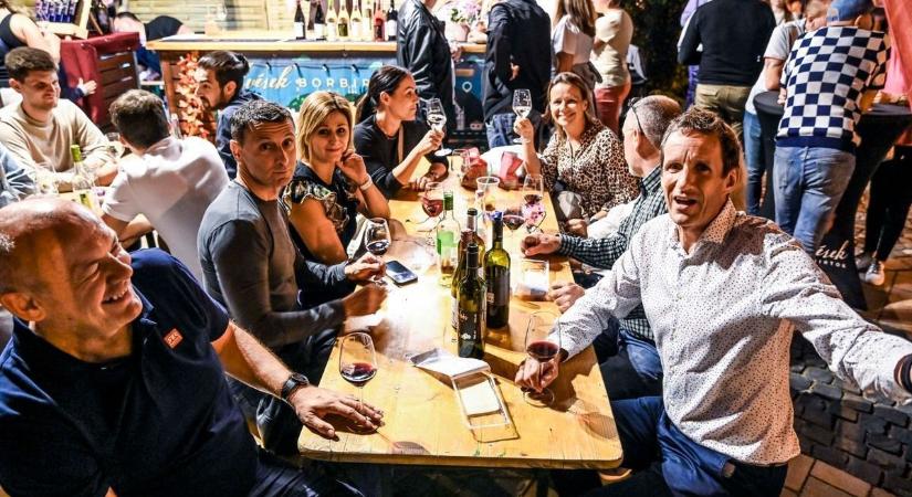 Hajnali ötig kínálták a szekszárdi borokat, ünnep volt a javából (képgalériákkal)