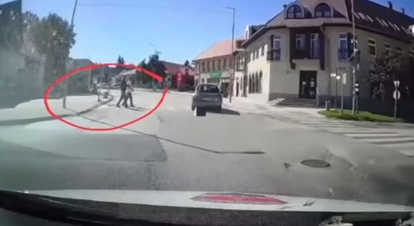 Majdnem gyalogosgázolás lett a türelmetlenség vége (videó!)