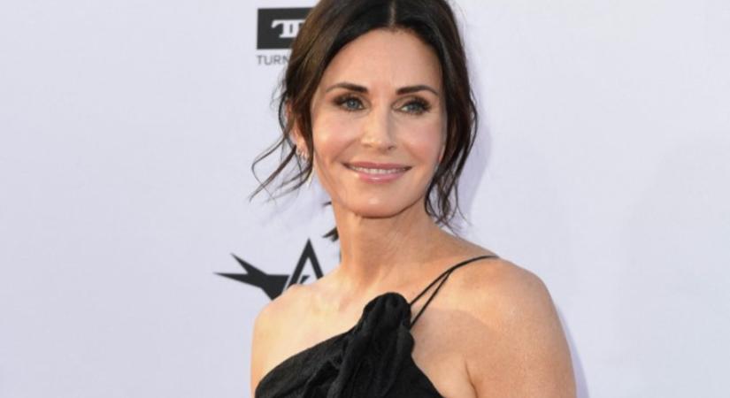 A legelegánsabb és legsokoldalúbb szín – Courteney Cox csodás fekete konyhája