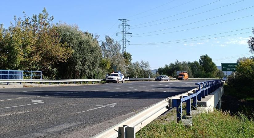 Vérfagyasztó Esztergomnál, félpályás útzár és mentők a helyszínen