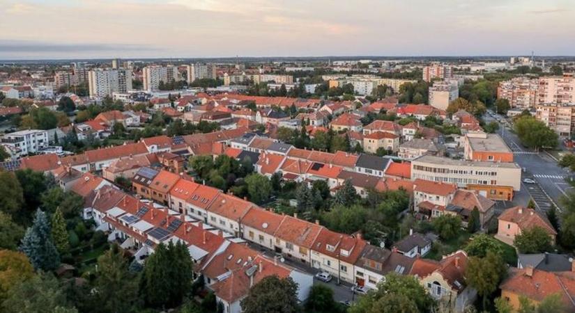 Ámokfutó Szombathelyen! Elképesztő, ami kilógott az autóból - videó