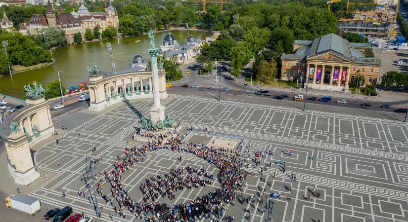 Mennyien voltak valójában a Hősök terei tüntetésen? Kiszivárgott egy rendkívüli videó