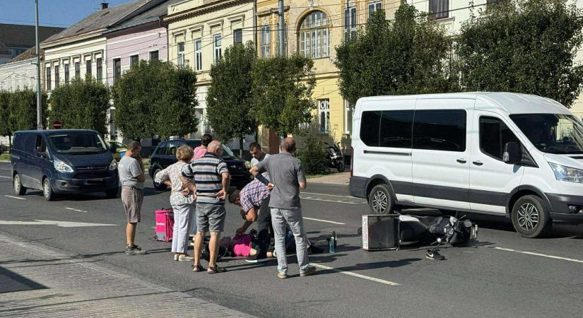Ételfutárral ütközött egy autó Debrecenben