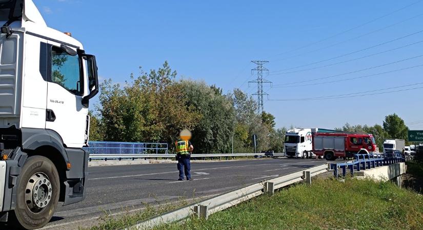 Teljes útzár: teherautó és két autó ütközött össze Esztergomnál  Fotó