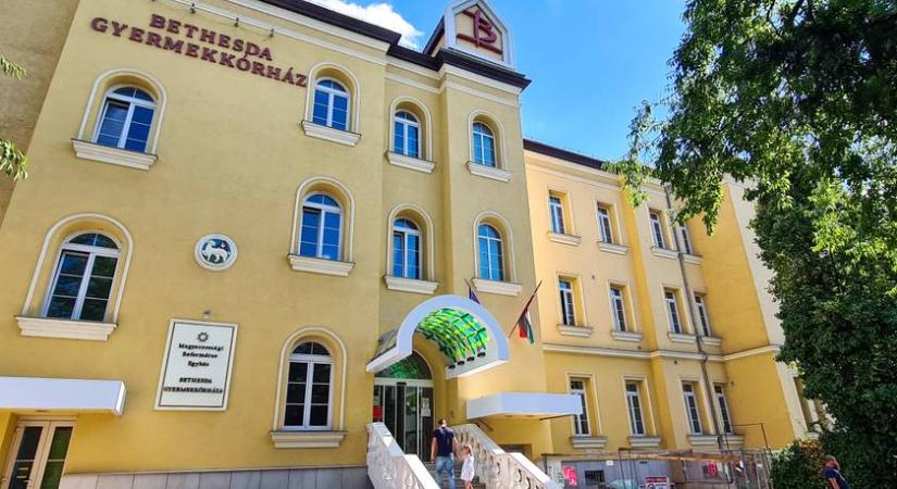 Robotok és VR-szemüveg a gyógyításban: interjú Dr. Velkey György Jánossal a Bethesda Gyermekkórház főigazgatójával