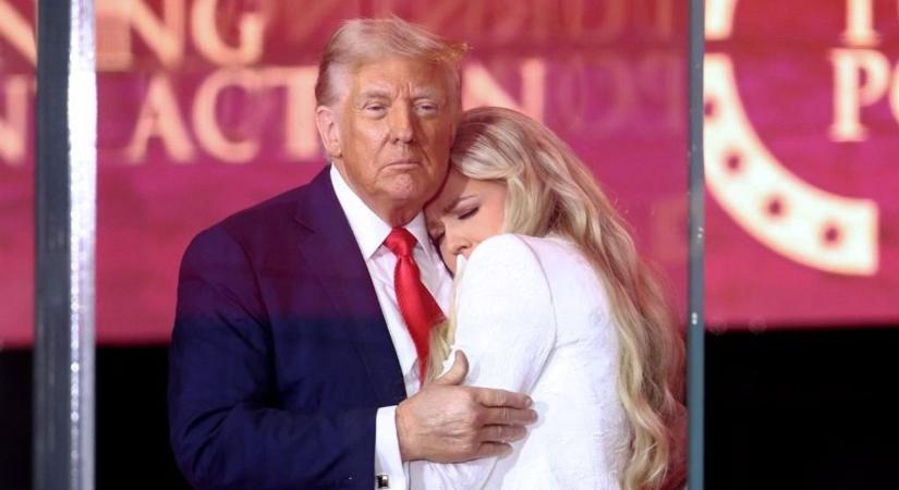 Történelmi búcsú: Trump és tízezrek gyászolnak